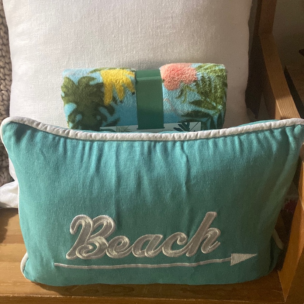 HIEND ACCENTS PILLOW 
Size: 12"x 18" NWT
Shell: 55% Cotton, 45% Linen